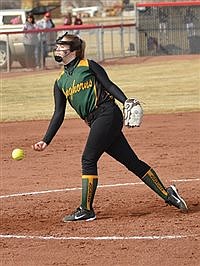 Longhorns split opening weekend games