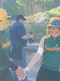 Lady Longhorns sweep Lakers