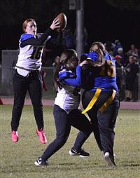 Seniors/freshmen win powderpuff game