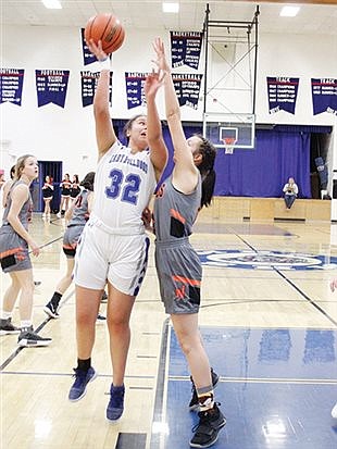 Lady Bulldogs split home games with Leopards, Jaguars
