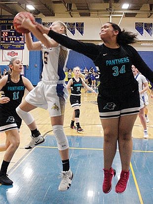 Lowry last-second shot bounces off rim in loss to Truckee