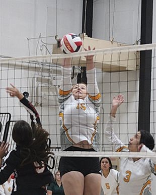 Battle Mountain drops four-set match to Pershing County, beats Coral Academy 