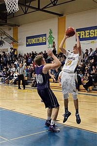 Buckaroos fall short in loss to Spartans
