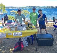Sixth graders sell lemonade for community councils