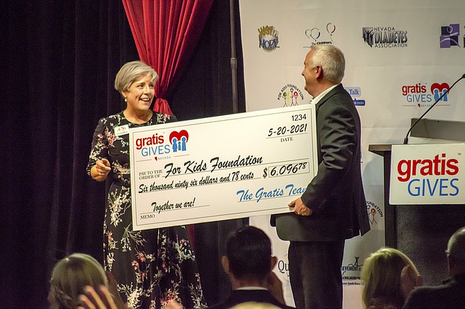 Gratis Payment Processing President Kirk Allaire presents a donation check to Annie Goni-Stewart, executive director of local nonprofit For Kids Foundation at the May 20 event.