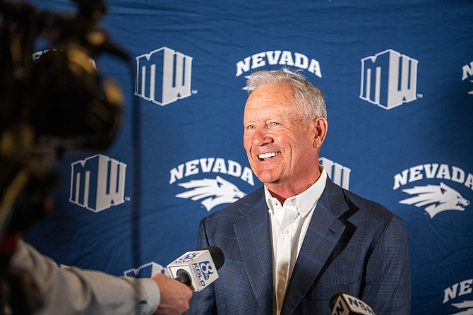 Hall of Fame baseball player George Brett gives advice Thursday to the younger players at the 37th annual Bobby Dolan Baseball Dinner to benefit the University of Nevada, Reno baseball program. (Photo: Thomas Ranson/NNG)