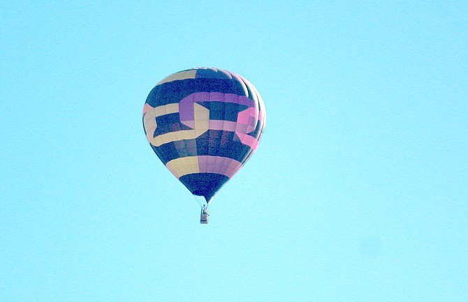 I followed this balloon from Minden over to Foothill Lane on Thanksgiving morning. Cold, still mornings are perfect ballooning weather.