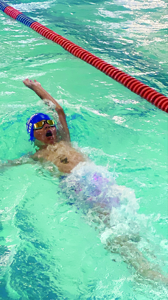 Daxon Bakker swims the backstroke.