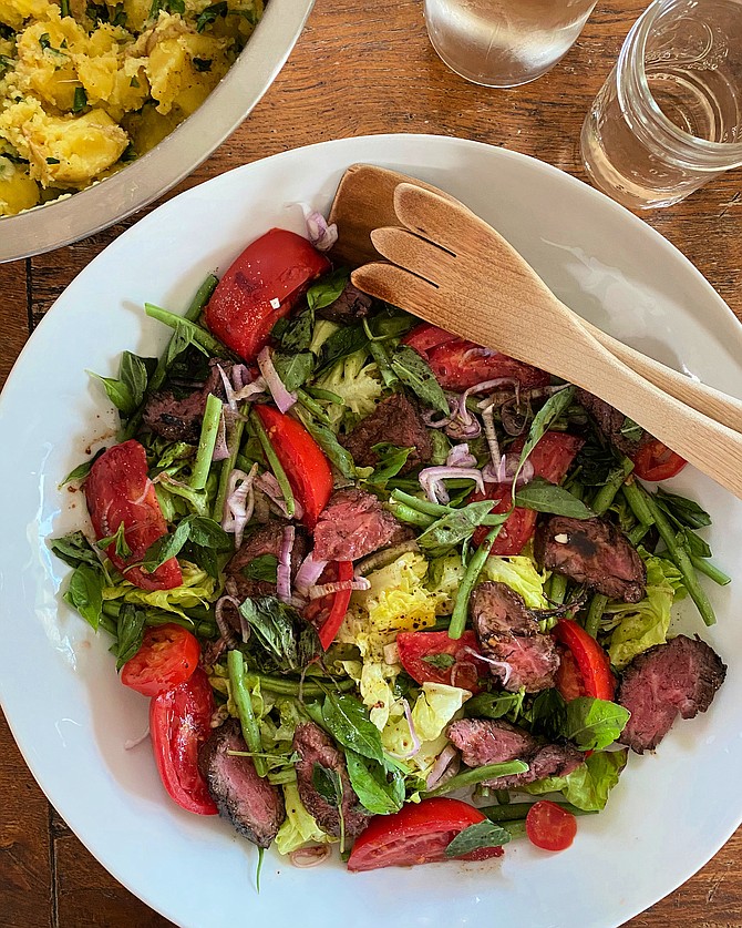 Grilled steak and green bean salad