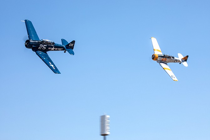T-6 class racers Vicarious (25), and Miss Ellaneous (49) pass pylon 8 on Saturday.