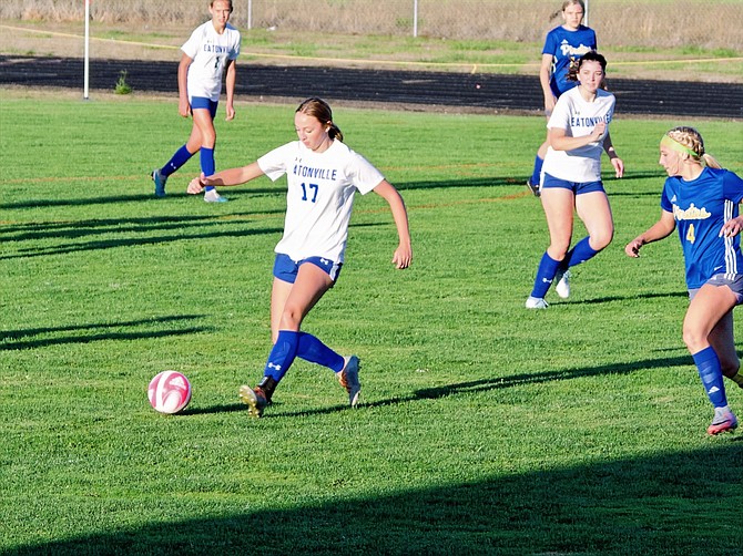 Eatonville’s Alayna Meyer brings the ball upfield in a match last week against Onalaska. Meyer would put in a two goal performance to help power the Cruisers to a 3-1 victory.
