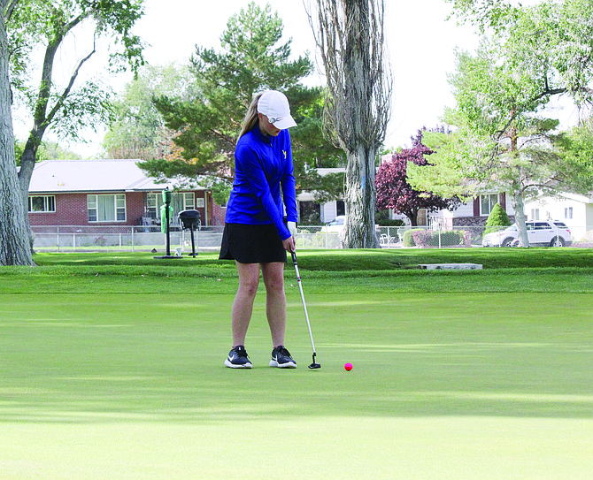 Lowry’s Naomi Miller putts on the ninth hole.