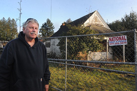 Steve Humphries stands in front of the house on Pine Avenue in Snohomish that he believes to be the one where his grandmother fell in the front yard after being shot by his grandfather.