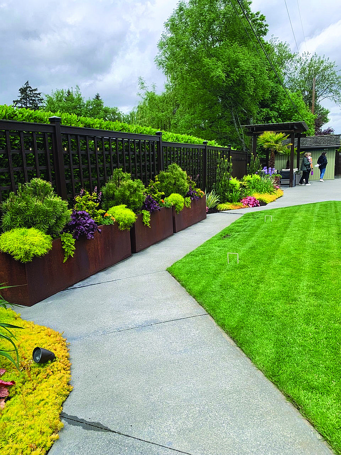 On May 18, in spite of some downpours, intermittent sun and sprinkles- the Madison Park Garden Tour was attended by more than 300 people.