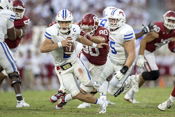 Oklahoma lineman Rondell Bothroyd (80) rushes SMU quarterback Preston Stone during the teams’ game last season.