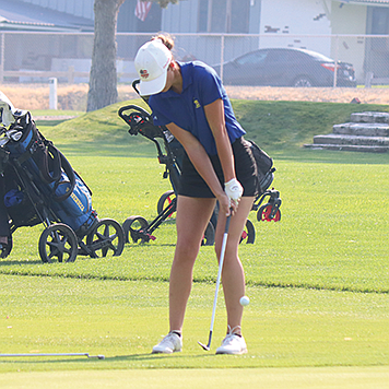 Lowry’s Katie Cassinelli chips on to the third green during a Northern 3A tournament on Sept. 4.