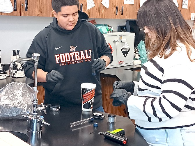 Juniors Louiz Vega and Ali Madera in Kimberly Tretton’s Forensics class collect fingerprints and lip imprints during the class’s mock homicide Wednesday.