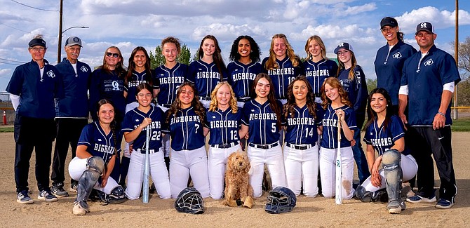 The 2025 Oasis Academy softball team.