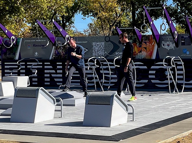 El corte de listón del viernes para el nuevo Fitness Court Studio en Laura Mills Park incluyó una demostración para los invitados.