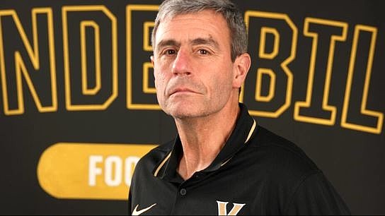 Klenakis named FootballScoop offensive line coach of the year