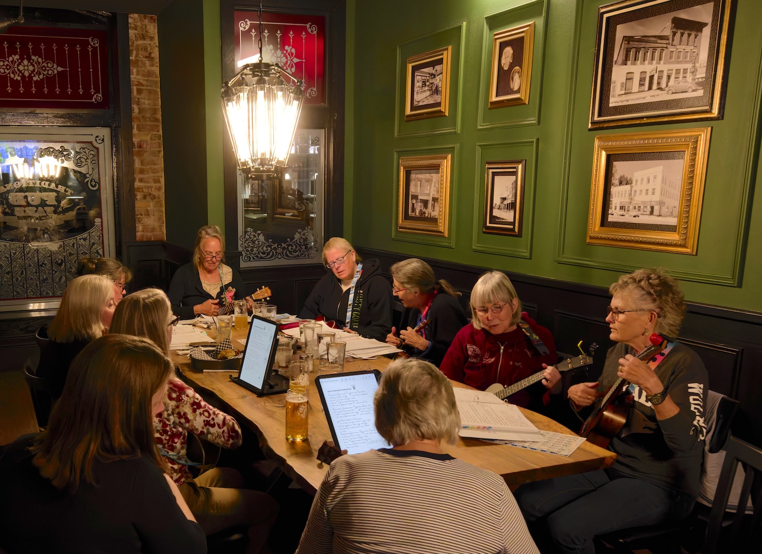 Western Nevada College ukulele class strikes a chord