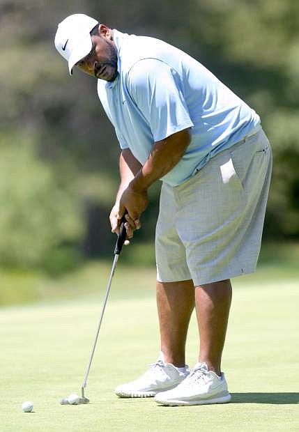Jerome Bettis works on his putting during a practice round on Tuesday.