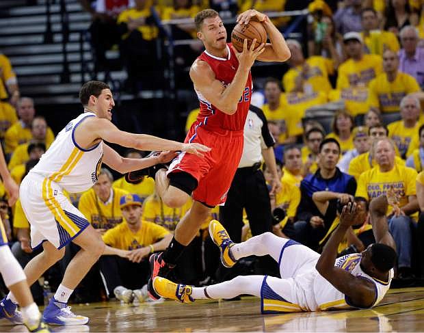 Los Angeles Clippers&#039; Blake Griffin (32) center, is defended by Golden State Warriors&#039; Klay Thompson, left, and Draymond Green during the second half in Game 6 of an opening-round NBA basketball playoff series on Thursday, May 1, 2014, in Oakland, Calif. Golden State won 100-99. (AP Photo/Marcio Jose Sanchez)