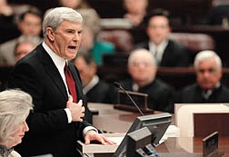 Nevada Gov. Kenny Guinn delivers his State of the State Address at the Legislative Building in Carson City, Nev., on Monday night, Jan. 20, 2003.  Guinn is calling for nearly $1 billion in new taxes over the next two years. (AP Photo/Nevada Appeal, Cathleen Allison)