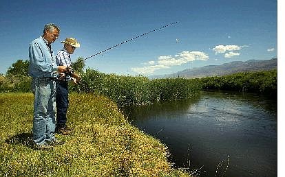 Associated Press Los Angeles Mayor James Hahn, left, fishes Saturday on the Owens River near Bishop, Calif., with Dick Noles, co-chairman of Advocates for Access to Public Lands, while visiting the Owens Valley town for talks with area leaders and environmentalists about protecting Department of Water and Power land.