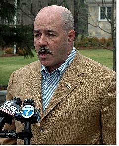 Bernard Kerik announces he will withdraw his  nomination as  homeland security chief  during a news  conference in Franklin Lakes, N.J.,  Saturday.  Associated Press
