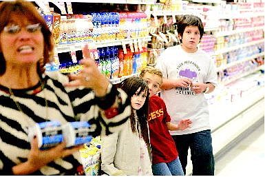 BRAD HORN/Nevada Appeal Raley&#039;s corporate dietitian Earline Bennett, left, talks about nutrition while Boy Scouts Jesse Knight, 9, from right, Kyle Mason, 7, and Girl Scout Sara Knight, 6, listen at Raley&#039;s on Saturday.