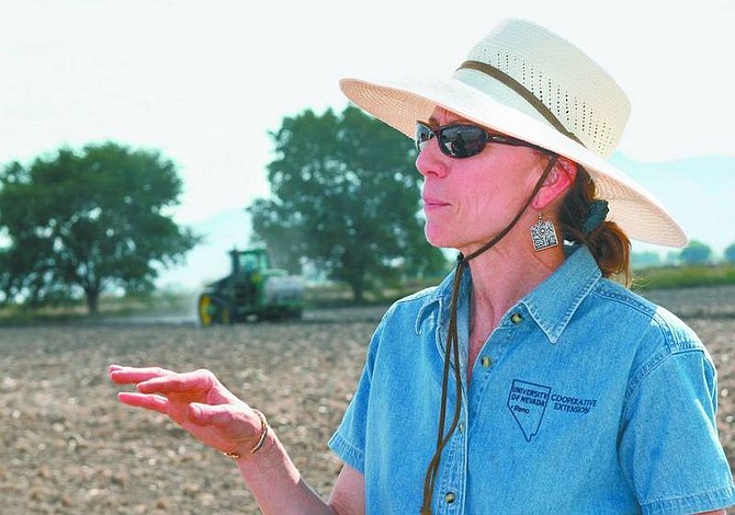 Jean Dixon/University of Nevada, Reno Professor Loretta Singletary gives an tour of agricultural areas in Mason Valley to University of Nevada, Reno administrators.