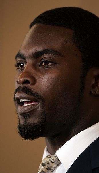 Atlanta Falcons football player Michael Vick makes a statement after pleading guilty to a federal dogfighting charge  in Richmond, Va., Monday, Aug. 27, 2007.  (AP Photo/Steve Helber)