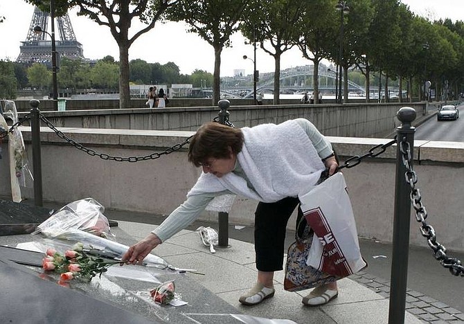 (AP Photo/Jacques Brinon)A woman lays flowers above the Pont de l&#039;Alma tunnel in Paris, Thursday in memory of the late Diana, Princess of Wales. The Princess of Wales died in a car crash in the Pont de l&#039;Alma tunnel Aug. 31, 1997. Today marks the 10th anniversary of her death.