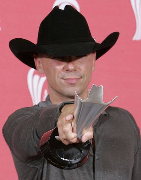 Kenny Chesney holds the award for entertainer of the year at the 42nd Annual Academy of Country Music Awards on Tuesday, May 15, 2007, in Las Vegas.  (AP Photo/Eric Jamison)