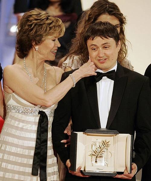 Presenter Jane Fonda, left, wipes lipstick off the face of Romanian director Cristian Mungiu as he accepts the Palme d&#039;Or for his film &quot;4 Luni, 3 Saptamini Si 2 Zile&quot; (&quot;4 Months, 3 weeks and 2 days&quot;), during the awards ceremony at the 60th International film festival in Cannes, southern France, on Sunday, May 27, 2007.  (AP Photo/Francois Mori)