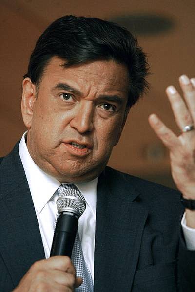 Democratic presidential hopeful Gov. Bill Richardson, N.M., talks about his energy policy at a town hall meeting at the Burton Barr Central Library, Monday, June 4, 2007, in Phoenix.  (AP Photo/Ross D. Franklin)