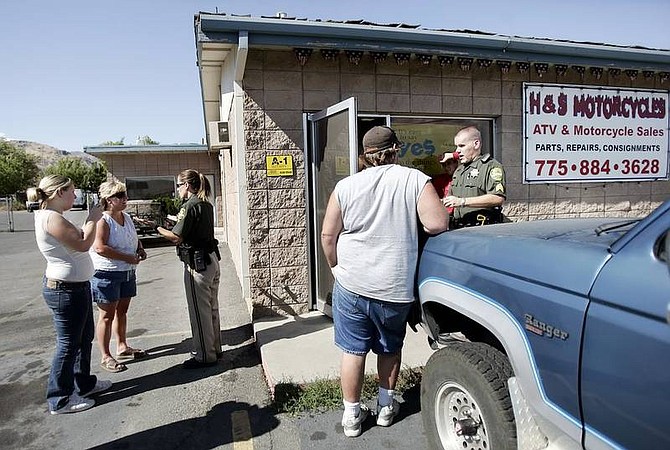 Chad Lundquist/Nevada Appeal Carson City Sheriff&#039;s Department deputies talk with unhappy customers after being called to H&amp;S Motorcycles on Tuesday. Deputies have been called several times about the shop not returning property to customers.