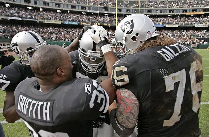 Paul Sakuma/Associated Press Oakland Raiders defensive end Tommy Kelly, center, is congratulated by teammates after he blocked a Cleveland Browns field goal at the end of Sunday&#039;s game in Oakland, Calif. The Raiders won 26-24.
