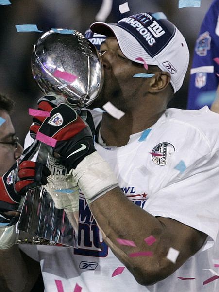 ** FILE ** In this Feb. 3, 2008 file photo, New York Giants defensive end Michael Strahan kisses the Vince Lombardi Trophy after the Giants defeated the New England Patriots 17-14 to win Super Bowl XLII  in Glendale, Ariz. Seven-time Pro Bowl defensive end Michael Strahan is retiring after a 15-year career, capped by a Super Bowl title with the New York Giants in February. The 36-year-old Strahan, the NFL&#039;s active leader in sacks, informed the Giants on Monday June 9, 2008. (AP Photo/Gene Puskar, File)