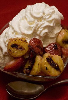 **ADVANCE FOR FRIDAY JUNE 12** **FOR USE WITH AP LIFESTYLES** This May 10, 2009 photo shows Grilled Strawberries and Bananas with Ice Cream. Keep the grill going after the burgers are done and impress all with a grilled dessert. These Grilled Strawberries and Bananas with Ice Cream just may be the most memorable part of the days barbecue. (AP Photo/Larry Crowe)