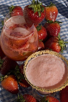 **ADVANCE FOR FRIDAY JUNE 12** **FOR USE WITH AP LFESTYLES** This May 25, 2009 photo show a  Strawberry Cheesecake, foreground, or Strawberry Shag. Fresh strawberries help create awesome summery drinks to enjoy on the back deck. The drinks will make the best of the summer&#039;s juicy fruit. (AP Photo/Larry Crowe)