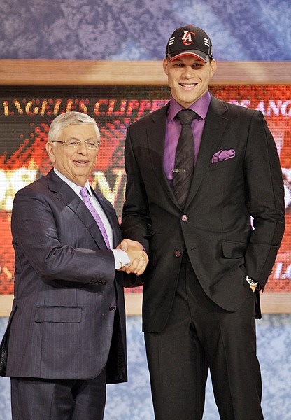 NBA commissioner David Stern, left, poses with the No.1 overall draft pick Blake Griffin, from Oklahoma, who was selected by the Los Angeles Clippers in the first round of the NBA basketball draft, Thursday, June 25, 2009  in New York. (AP Photo/Frank Franklin II)