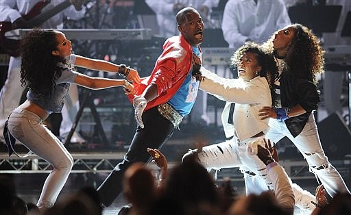 Jamie Foxx, center, is seen with a dancers as he performs a tribute to Michael Jackson at the 9th Annual BET Awards on Sunday, June 28, 2009, in Los Angeles.  (AP Photo/Chris Pizzello)