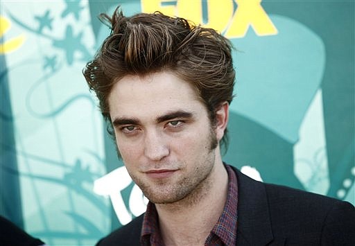 Robert Pattinson arrives at the Teen Choice Awards on Sunday Aug. 9, 2009, in Universal City, Calif.  (AP Photo/Matt Sayles)