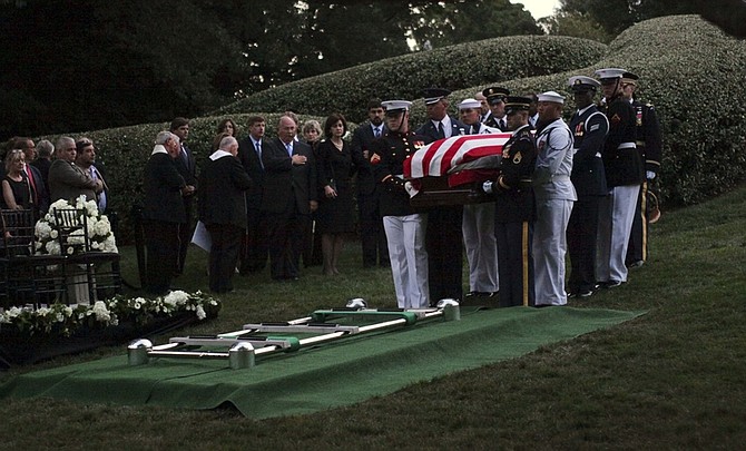 KENNEDY FUNERAL-  The Kennedy family gathers around the gravesite during the funeral for Sen. Ted Kennedy at Arlington National Cemetery,  Saturday,  Aug. 29, 2009.   ( (Doug Mills/ The New York Times)