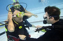 Soldiers Undertaking Disabled Scuba, or SUDS, is a program run by Red Cross volunteers at National Naval Medical Center in Bethesda, Md., and Walter Reed Army Medical Center. Here, Timothy Richard and instructor Titus Mott, right, are underwater. Illustrates HEALTH-VETERAN (category l), by Kathleen Hom (c) 2009, The Washington Post. Moved Tuesday, Sept. 8, 2009. (MUST CREDIT: Dennis Drenner _ American Red Cross.)