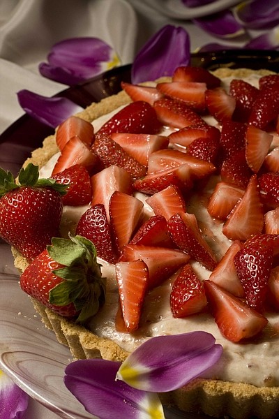 **ADVANCE FOR FRIDAY  APRIL 24** **FOR USE WITH AP LIFESTYLES**  An Almost No-Bake Strawberry Cheesecake is shown in this Sunday April 12, 2009 photo. Let the kid&#039;s help with this easy to make Almost No-bake Strawberry Cheesecake Tart that is perfect for Mother&#039;s Day. (AP Photo/Larry Crowe)