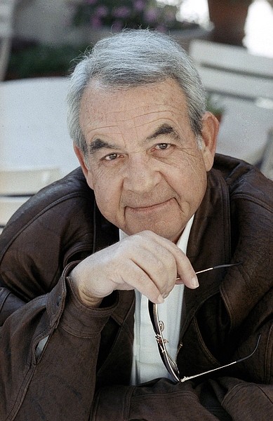 FILE - In this Feb. 19, 1990 file photo, actor Tom Bosley poses during an interview in Los Angeles, Calif. (AP Photo/Bob Galbraith, file)