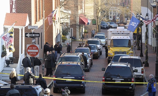 Frances Street in Annapolis, Md., is blocked off as officials investigate a suspicious package in the Jeffery Building, Thursday, Jan. 6, 2011. Two packages sent to state government buildings 20 miles apart released smoke and odors when they were opened Thursday, but no one was seriously injured, officials said. (AP Photo/Susan Walsh)